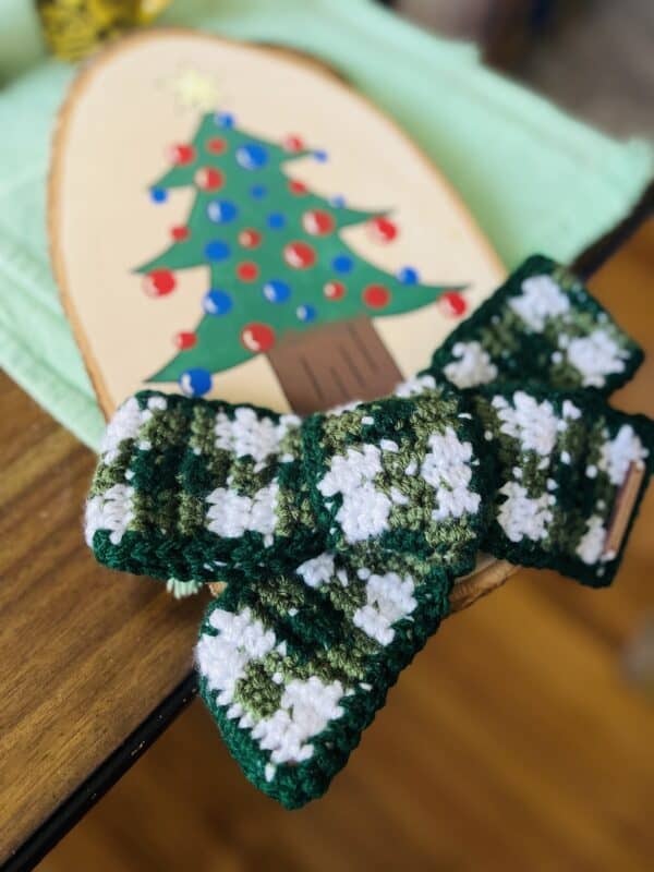 Wood Slice Wall Art - Crochet Christmas Bow Painting - Image 4