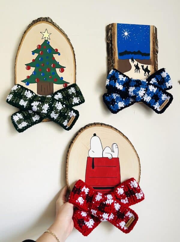 Wood Slice Wall Art - Crochet Christmas Bow Painting - Image 3