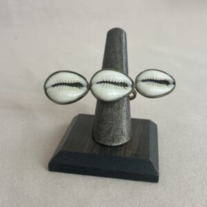 Shell Kiss Ring- Horizontal